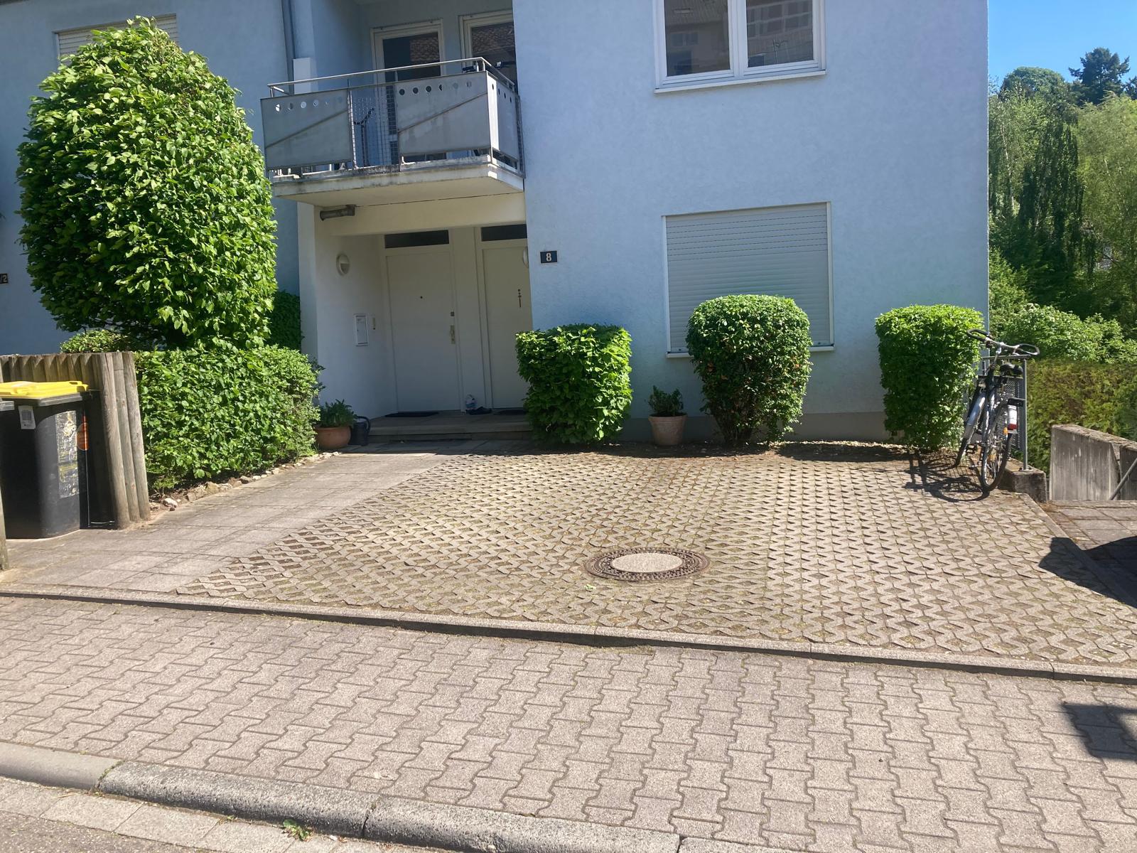 Gepflegtes Wohngebäude mit grünem Innenhof